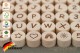 Buchstabenperlen 16 mm Buchstaben Scheiben Alphabet-Perlen A-Z Letters Namensperlen ABC Bastelperlen hölzerne Alphabet Perlen